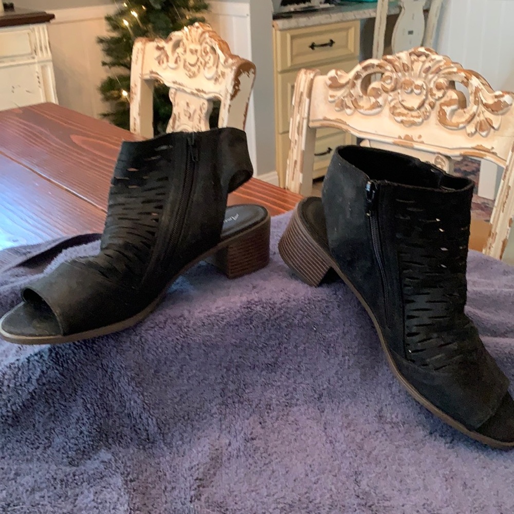 Black zipper on the side